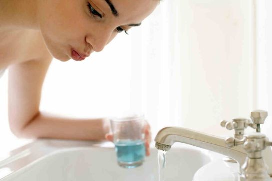 ¿Sabías que no es bueno enjuagarse la boca después de cepillarse los dientes? ¿Sabías que no es bueno enjuagarse la boca después de cepillarse los dientes?