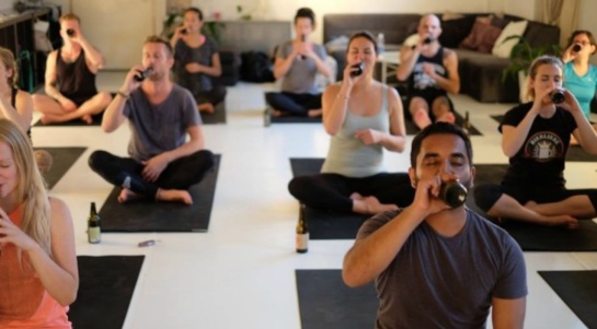 Beeryoga, la curiosa mezcla de cerveza y clases de yoga Beeryoga, la curiosa mezcla de cerveza y clases de yoga