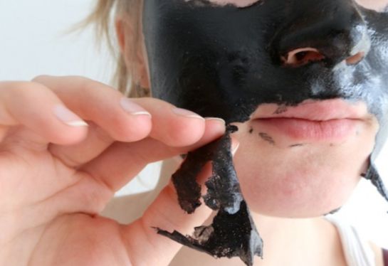 La famosa mascarilla de carbón podría estar afectando tu piel La famosa mascarilla de carbón podría estar afectando tu piel