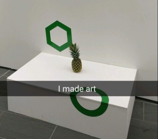 Dejan una piña en medio de una exposición y la gente cree que es arte Dejan una piña en medio de una exposición y la gente cree que es arte