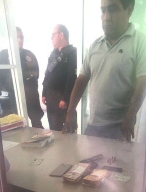 Auxiliar de Ricardo Monreal es detenido con fajos de billetes y una pistola Auxiliar de Ricardo Monreal es detenido con fajos de billetes y una pistola