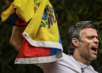 Leopoldo López se asoma con la bandera de Venezuela desde su casa