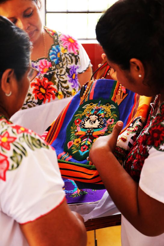 Diseñador francés vende bolsas hechas por mujeres mayas en 28 mil pesos, a ellas les paga 235 por cada una Diseñador francés vende bolsas hechas por mujeres mayas en 28 mil pesos, a ellas les paga 235 por cada una
