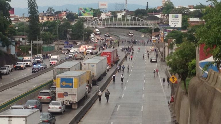 Se abre enorme socavón en Paso Express de Cuernavaca Se abre enorme socavón en Paso Express de Cuernavaca