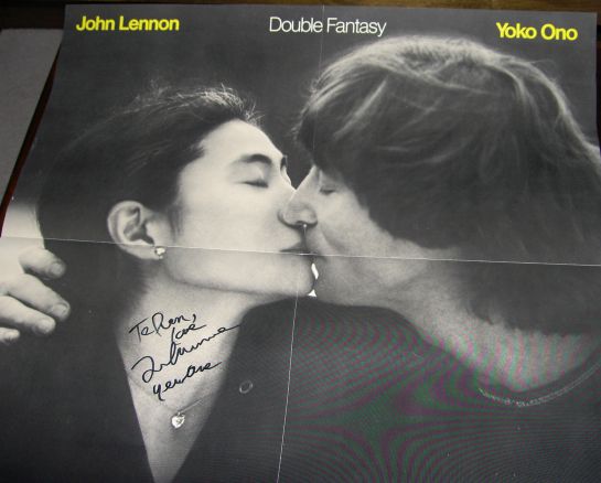 Ponen a la venta el disco que John Lennon firmó a su asesino antes de morir Ponen a la venta el disco que John Lennon firmó a su asesino antes de morir