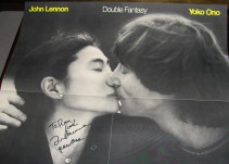 Ponen a la venta el disco que John Lennon firmó a su asesino antes de morir