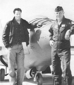 El verdadero Chuck Yeager aconsejando al actor Sam Shepard durante el rodaje de "Elegidos para la gloria" El verdadero Chuck Yeager aconsejando al actor Sam Shepard durante el rodaje de "Elegidos para la gloria"
