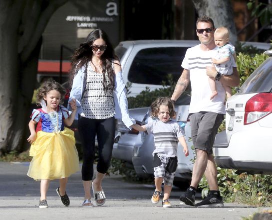 Megan Fox viste a su hijo de princesa y recibe críticas al respecto Megan Fox viste a su hijo de princesa y recibe críticas al respecto