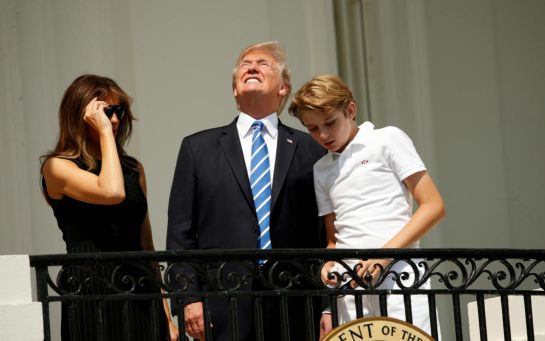 Donald Trump observa el eclipse solar sin protección Donald Trump observa el eclipse solar sin protección
