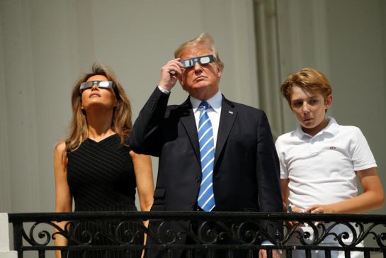 Donald Trump observa el eclipse solar sin protección Donald Trump observa el eclipse solar sin protección