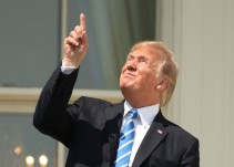 Donald Trump observa el eclipse solar sin protección
