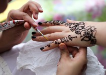 Niña se hace tatuaje temporal y termina con terribles quemaduras