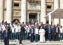 El Papa Francisco recibe en El Vaticano a los jugadores del Chapecoense