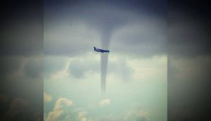 Tornados,Rusia,Vuelos: Avión esquiva tres tornados para aterrizar en Rusia Tornados,Rusia,Vuelos: Avión esquiva tres tornados para aterrizar en Rusia