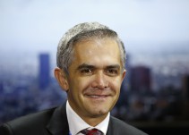 Siempre he defendido al PRD, responde Mancera ante abucheos