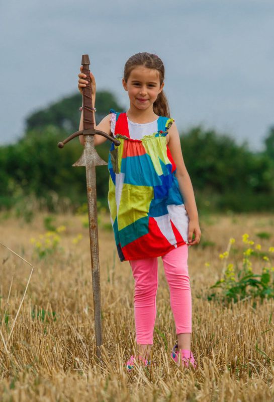 Excálibur, niña, espada: Niña encuentra la espada de Excálibur Excálibur, niña, espada: Niña encuentra la espada de Excálibur