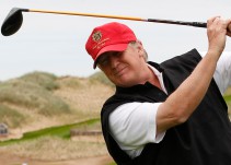 Donald Trump golpeó a Hillary Clinton jugando golf