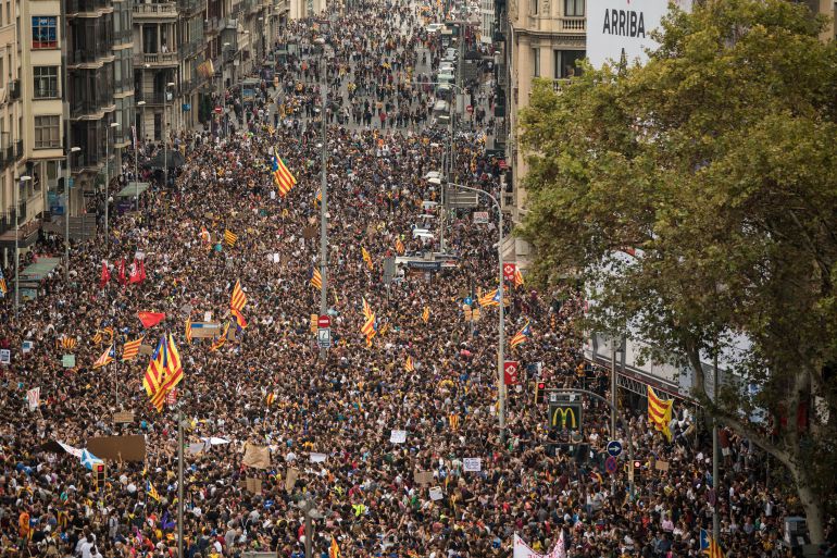 Miles de personas se echan a la calle en la jornada de movilizaciones en Cataluña Miles de personas se echan a la calle en la jornada de movilizaciones en Cataluña
