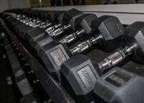 Joven fallece tras caerle pesas en el gimnasio