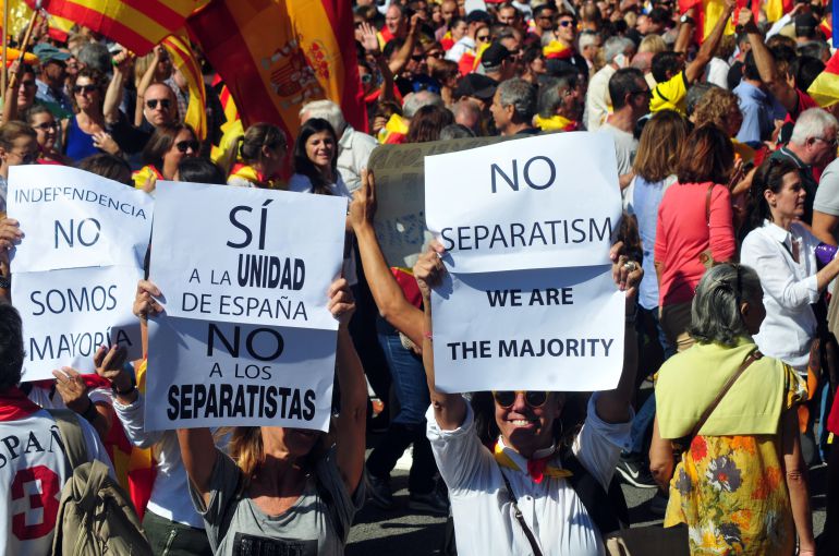 Masiva manifestación en Barcelona a favor de la Constitución y la unidad de España