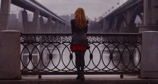 Taxista ruso no permitió que una mujer se lance desde un puente Taxista ruso no permitió que una mujer se lance desde un puente