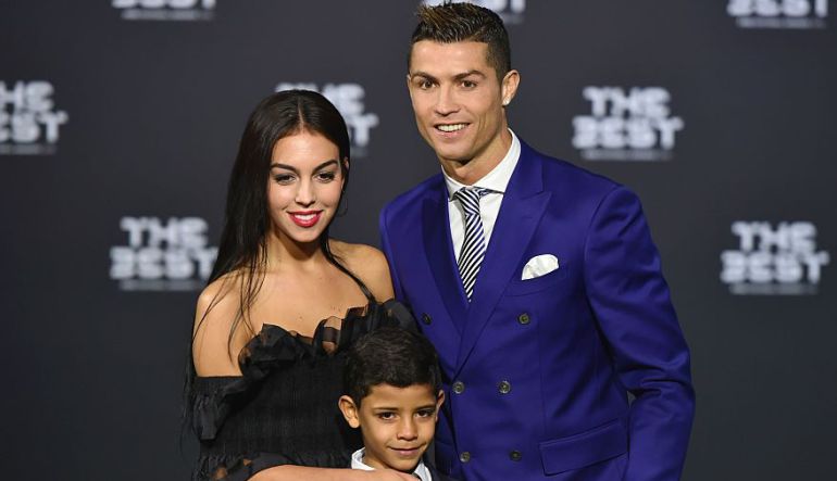 Novia de Cristiano Ronaldo presume su embarazo con foto familiar