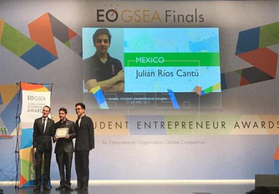 Cáncer de mama: Joven mexicano gana premio por inventar sostén que ayudará a detectar cáncer de seno Cáncer de mama: Joven mexicano gana premio por inventar sostén que ayudará a detectar cáncer de seno