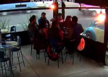 Muestran videos asalto a bar