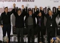 AMLO presentó a Ebrard y Monreal como parte de su nuevo equipo