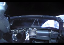 Elon Musk pone su auto en órbita