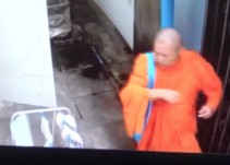 Sacerdote budista es sorprendido robando ropa interior