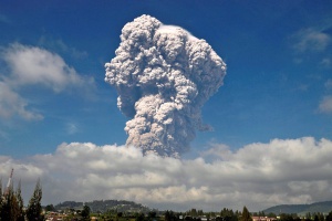 erupción, volcán, Indonesia: Erupción de volcán deja enorme columna de ceniza en Indonesia