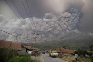 Erupción de volcán deja enorme columna de ceniza en Indonesia