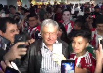 Aficionados de Chivas piden selfie a AMLO