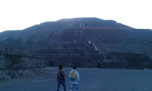 Cientos reciben a la primavera en Teotihuacán Cientos reciben a la primavera en Teotihuacán