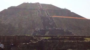 Cientos reciben a la primavera en Teotihuacán Cientos reciben a la primavera en Teotihuacán