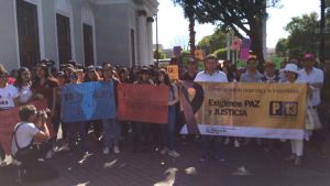 A 43 meses, padres de normalistas desparecidos marchan en la CDMX A 43 meses, padres de normalistas desparecidos marchan en la CDMX