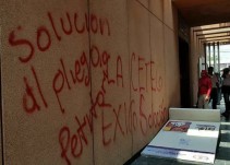 Maestros protestan contra reforma educativa y destruyen instalaciones públicas
