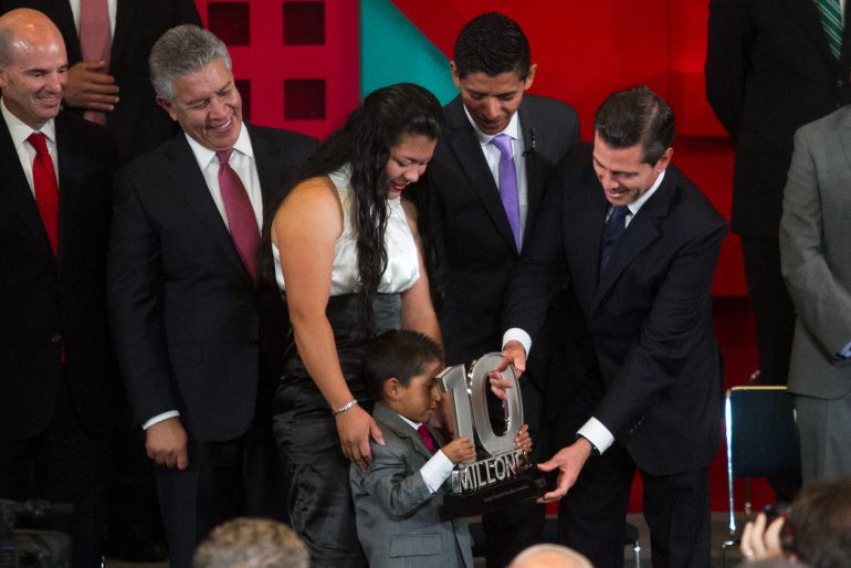 Peña Nieto entrega el crédito 10 millones en la historia del Infonavit
