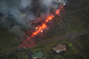 Un automóvil es devorado por el volcán Kilauea en Hawaii: Un automóvil es devorado por el volcán Kilauea Un automóvil es devorado por el volcán Kilauea en Hawaii: Un automóvil es devorado por el volcán Kilauea