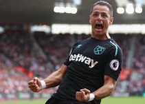 'Chicharito' y West Ham se quedan sin técnico