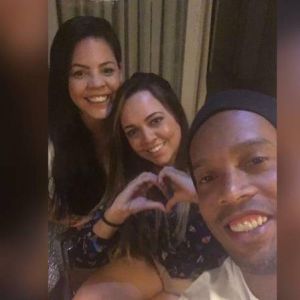 Ronaldinho se casará con dos mujeres Ronaldinho se casará con dos mujeres