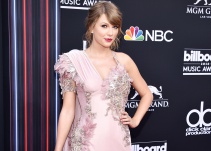 Taylor Swift enseña de más en los Billboard