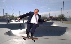 Meade casi se cae y desata miles de memes Meade casi se cae y desata miles de memes