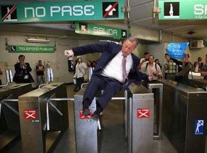 Meade casi se cae y desata miles de memes Meade casi se cae y desata miles de memes