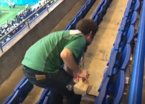 Afición mexicana recoge basura en estadio de Rusia