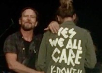 Esposa del vocalista de Pearl Jam responde a Melania Trump