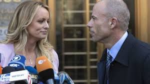 Actriz porno que demandó a Trump es arrestada Actriz porno que demandó a Trump es arrestada