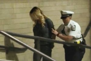 Actriz porno que demandó a Trump es arrestada Actriz porno que demandó a Trump es arrestada