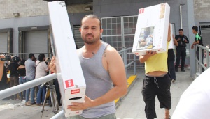 Bodega Aurrera 5 pesos: Pasan la noche para comprar televisores a 5 pesos Bodega Aurrera 5 pesos: Pasan la noche para comprar televisores a 5 pesos